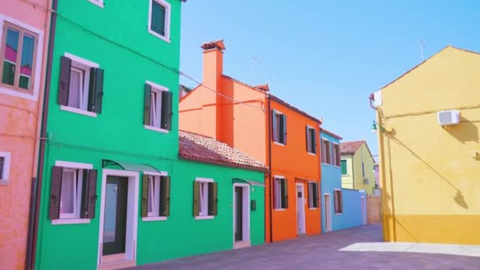 布拉诺安静的街道上有一排排五颜六色的房子