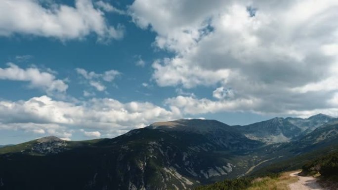 蓝天白云时间流逝在山上快速游泳并改变形状。夏天在穆萨拉山脉的蓝天上飞舞，云朵云朵。时间流逝