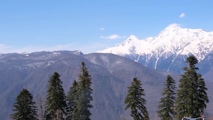 俄罗斯索契Krasnaya Polyana山区风景如画，雾蒙蒙的针叶林