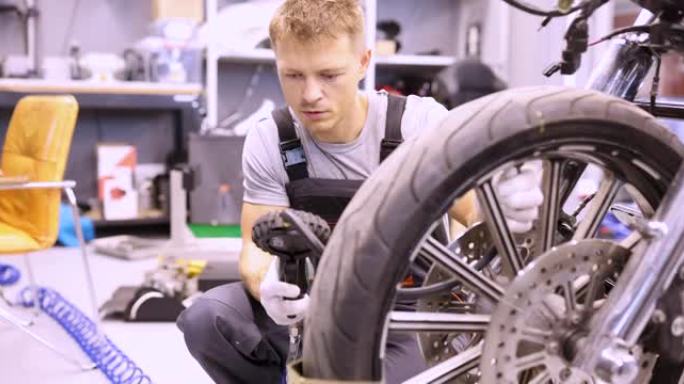 男子大师在摩托车4k电影中检查轮胎压力