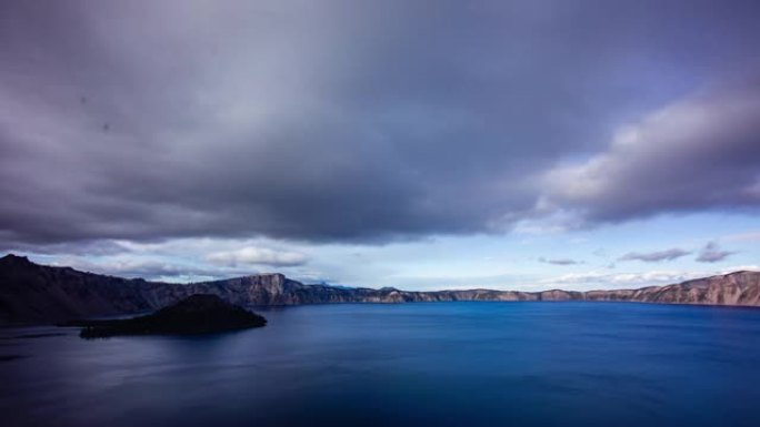 时间流逝-火山口湖山脉上美丽的云层