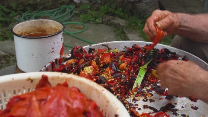 清洗烤红辣椒，放在塑料碗里。