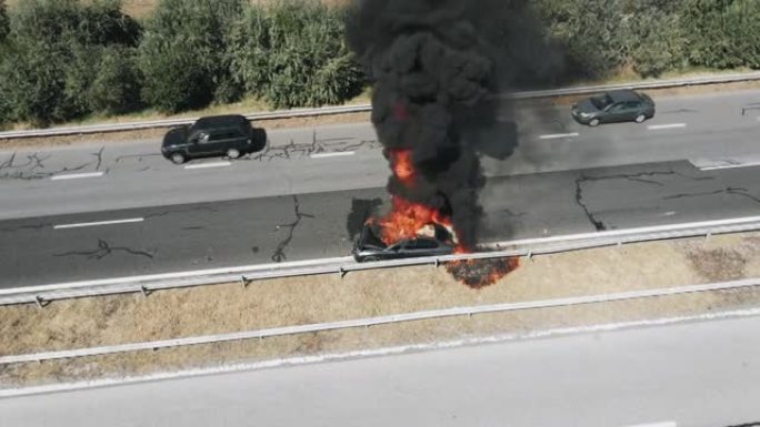 道路交通事故。交通事故。险。火。在阳光明媚的蓝天下，夏季发生事故后，汽车在主要高速公路上燃烧着大火和