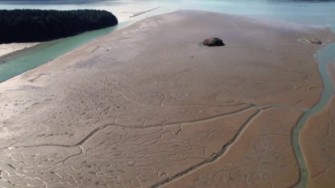 无人机俯瞰海洋泥滩中独特的潮汐通道纹理
