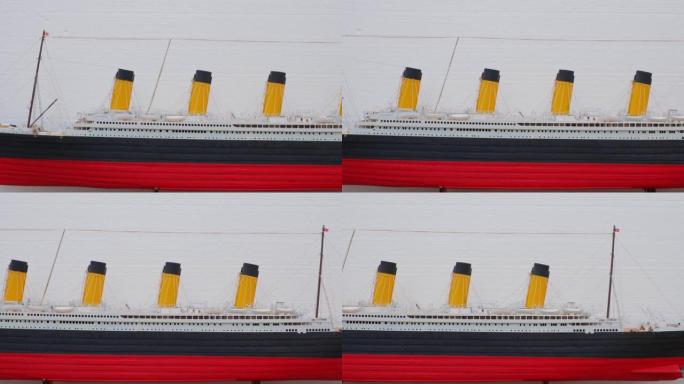 美丽的手工制作的泰坦尼克号模型孤立在白色背景上。