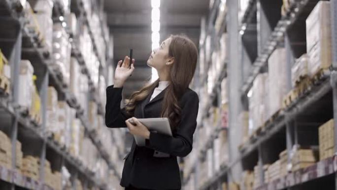 女商人在仓库检查用品