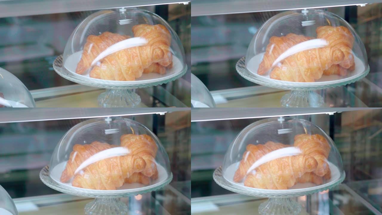 面包店玻璃柜里的羊角面包