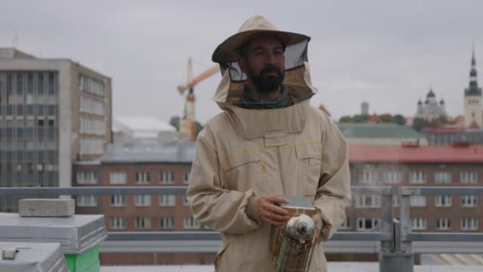 城市养蜂人肖像外国人蜜蜂养殖视频素材