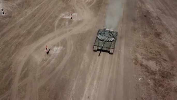 鸟瞰图-重型坦克越野行驶