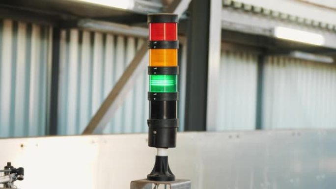 工厂交通灯。警示灯。特写。工业LED信号塔灯指示生产，制造过程的状态。工厂的堆栈灯信号塔