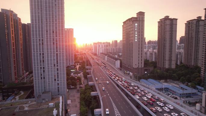 傍晚夕阳晚霞晚高峰高架桥堵车场景航拍