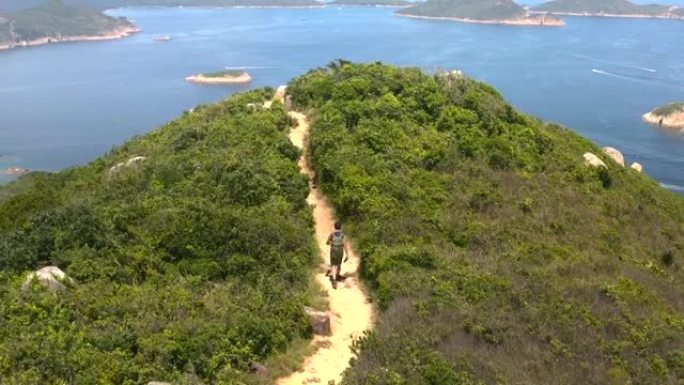 香港西贡清水湾附近徒步健行男子，白天，夏季