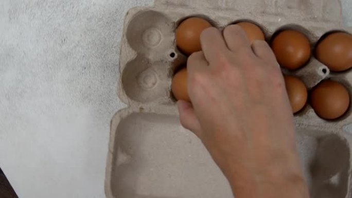 新鲜的自制农场鸡蛋在生态包装上的混凝土桌子上，交付和包装有机产品的概念。
