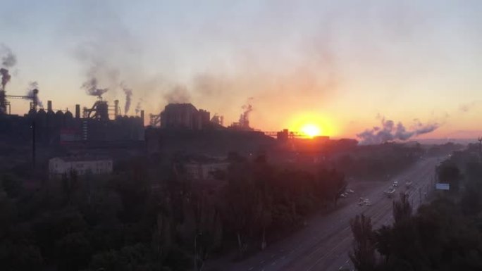 黎明时的高炉。工业烟雾造成的大气污染。