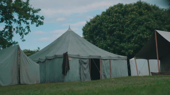 营地中的古代军事帐篷