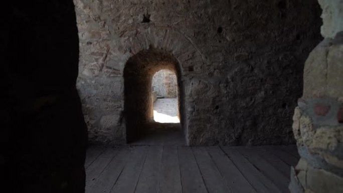走过中世纪的隧道