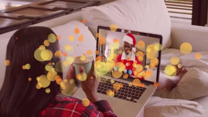 圣诞节与圣诞老人在笔记本电脑视频通话中混合种族妇女的亮点动画