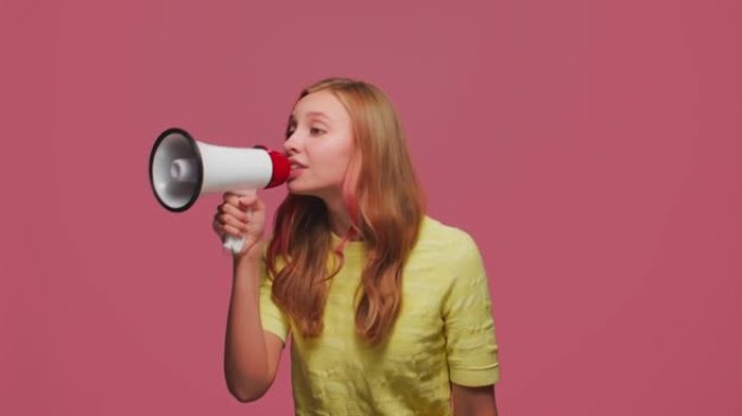 年轻女孩活动家宣布用扩音器大喊大叫。女性使用扬声器警告，大声喊叫