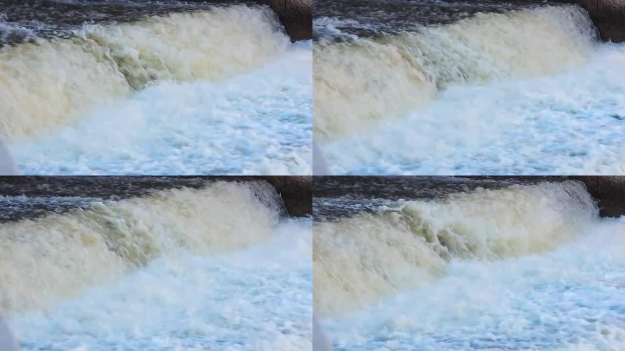 大坝高差处湍急的沸腾的水流。新鲜的水流过处理厂