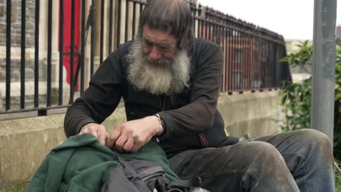 无家可归的老人在街上睡觉: 贫穷的老人