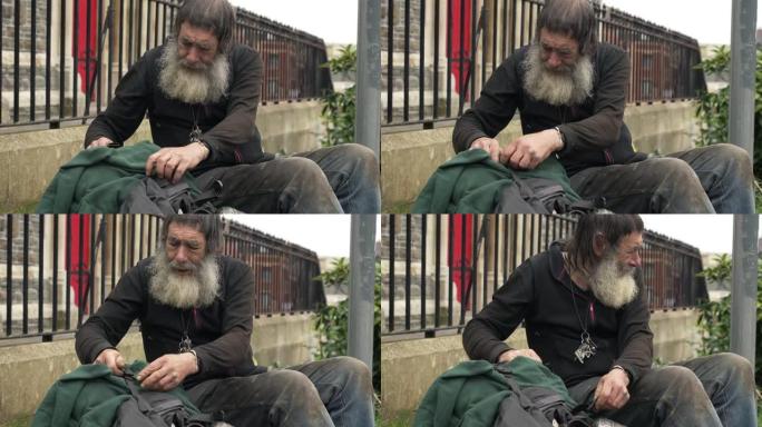 无家可归的老人在街上睡觉: 贫穷的老人