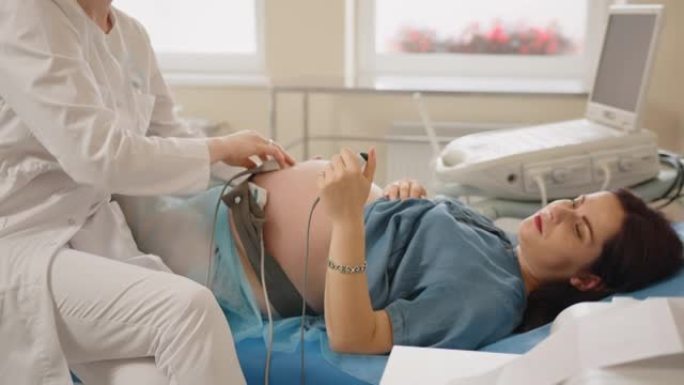 妇科医生检查孕妇的胎儿心跳