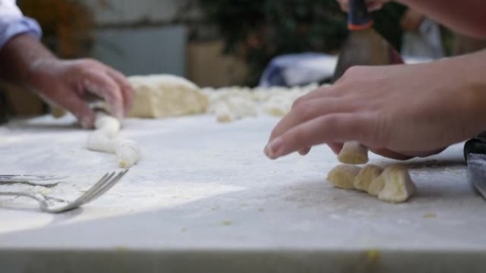 双手准备汤团，这是意大利传统的典型第一道菜
