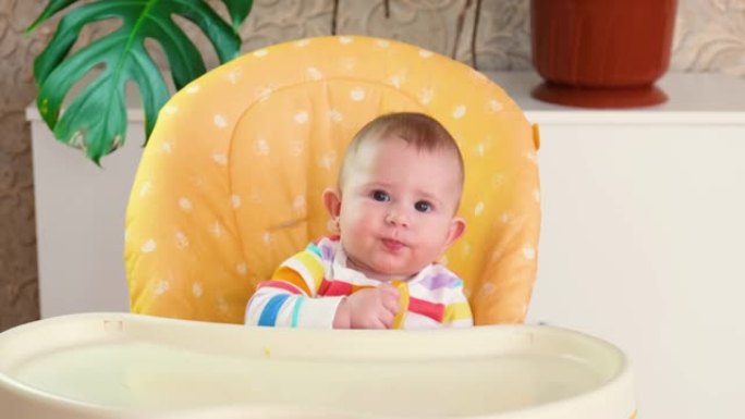 婴儿吃柠檬。选择性聚焦。