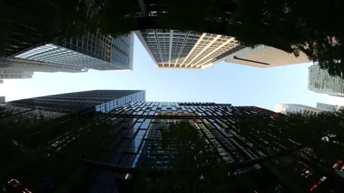 开车穿过商业区，在摩天大楼之间仰望。