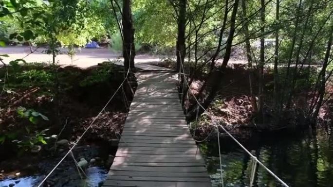 在大自然中走过木制吊桥
