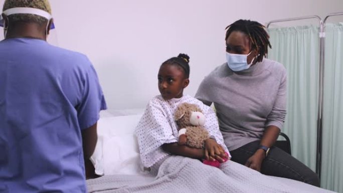 护士为住院的患病儿童接种疫苗