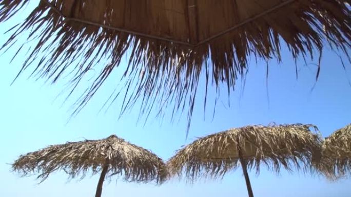 夏季热带海滩上的竹伞