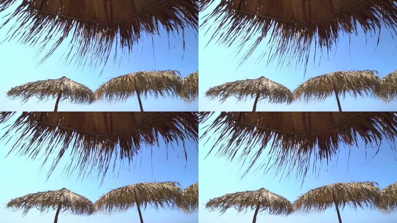 夏季热带海滩上的竹伞