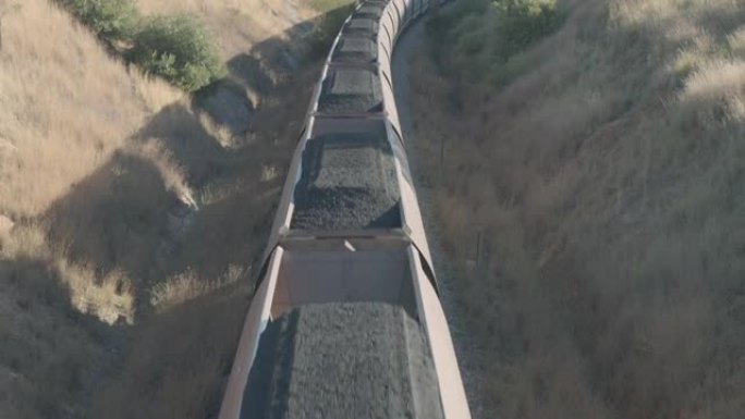 在猎人谷上游运输煤炭的火车的头顶倾斜
