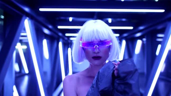 一名戴着网络眼镜的妇女走过霓虹灯隧道