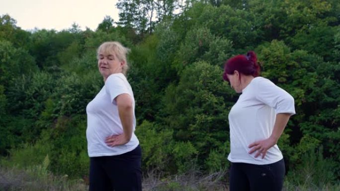 两位师姐一起锻炼 -- 健康的生活方式和积极的老年理念