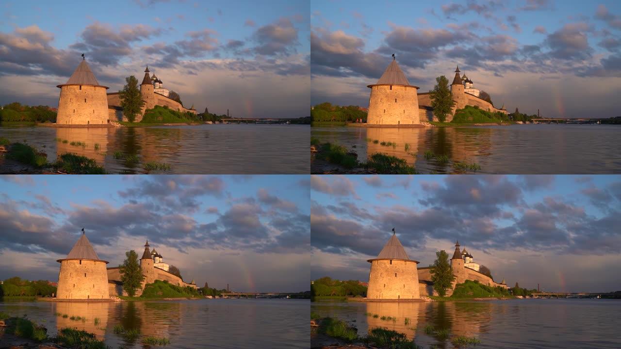 俄罗斯普斯科夫克里姆林宫，在日落时分，被太阳的光芒照亮，在大河和普斯科夫两条河流的交汇处。延时视频。