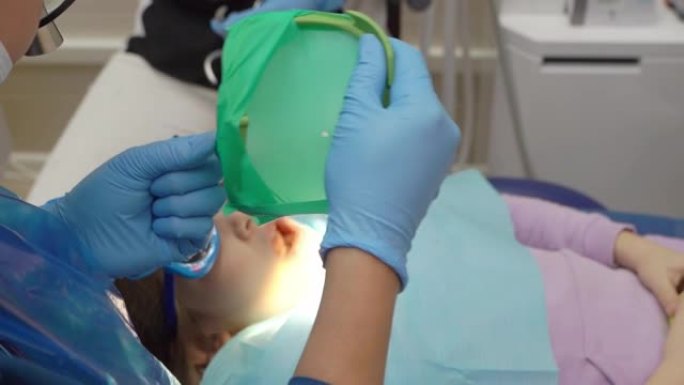 牙医使用围堰治疗儿童