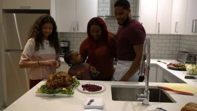 大型非洲裔美国家庭感恩节圣诞晚餐派对