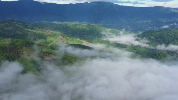 一座美丽的云覆盖的山的鸟瞰图。美丽的风景美丽的自然氛围，泰国北部南省自然疗愈概念沃林
