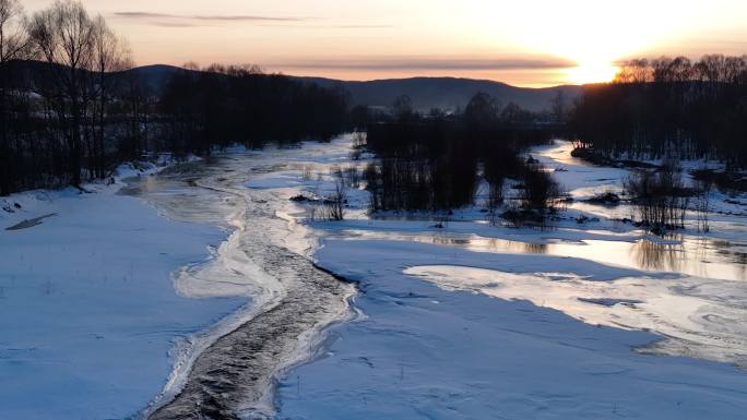 大兴安岭早春残雪消融的河流