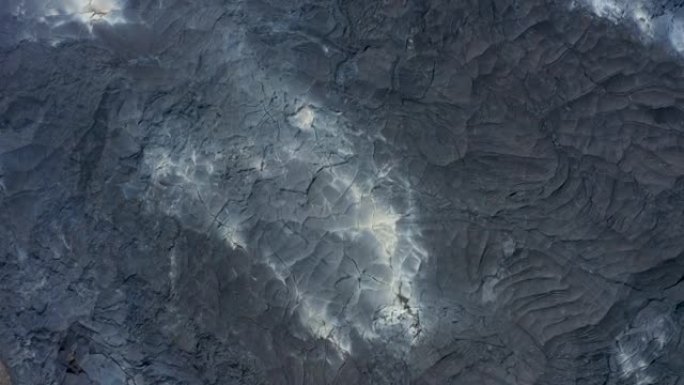 火山喷发后形成的新熔岩场中温暖凝固的熔岩层的空中鸟瞰俯视。法格拉达尔斯福杰尔火山。冰岛，2021