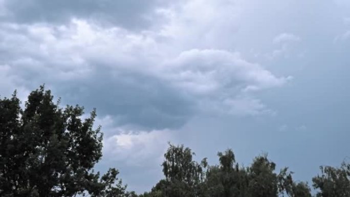 延时雷云。雨云划过天空的运动