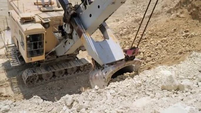 在建筑工地上工作的挖掘机。挖掘机和卡车挖掘和装载建筑土壤。工业用地。工业在开放区。工业水泥加工设施。
