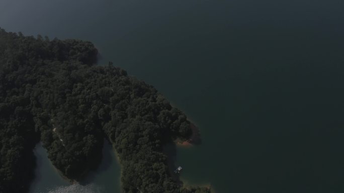 波光粼粼的湖面4K航拍素材
