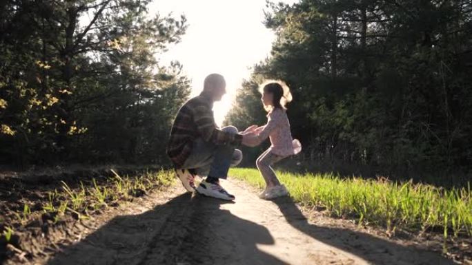 快乐的爷爷，小女孩一起玩有趣的游戏，家庭在户外散步快乐