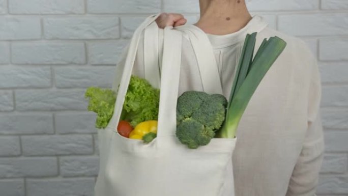 袋子里的健康蔬菜。