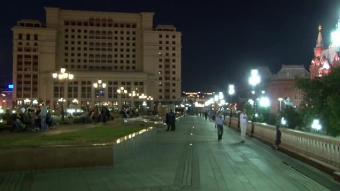 人们晚上在莫斯科的Manezhnaya广场上行走。