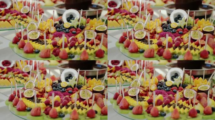 婚礼上有切割水果的桌子。在糖果棒上。
