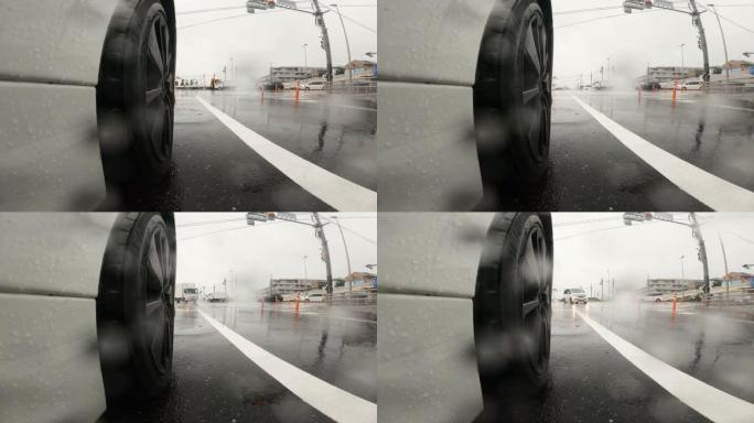 在一个大雨天停在一个十字路口。